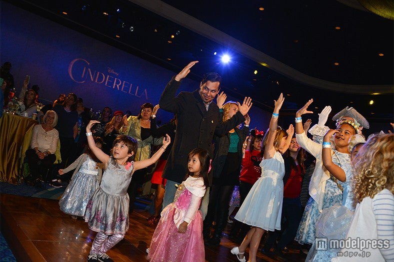 キャストがダンスをレクチャー