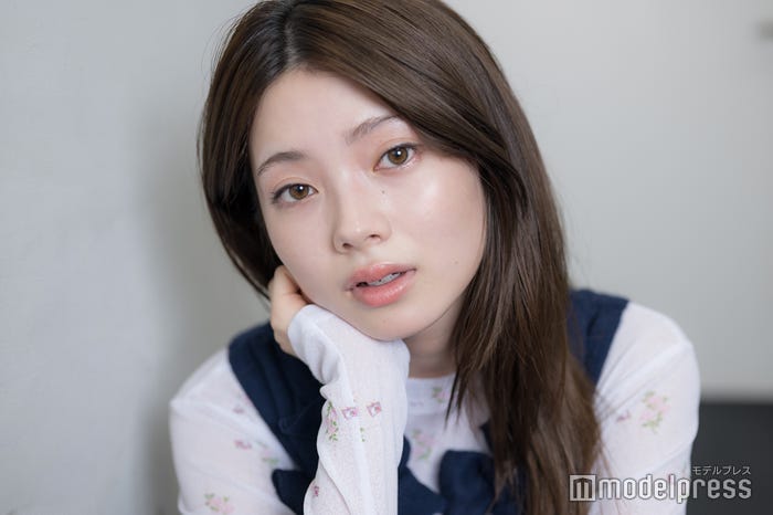 南琴奈(C)モデルプレス/衣装:ブラウス¥27,000、中に着たトップス¥9,000/共にボクボク、パンツ¥68,200/ルール ロジェット(バウ インク)、その他スタイリスト私物