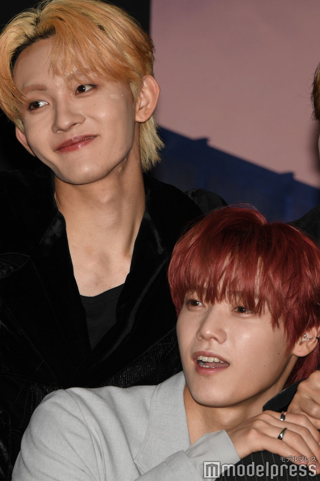 木村柾哉に肩を組む田島将吾（C）モデルプレス