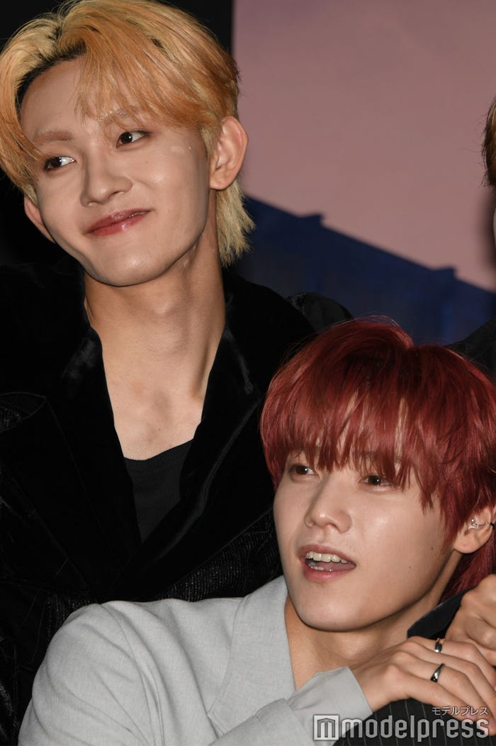 木村柾哉に肩を組む田島将吾(C)モデルプレス