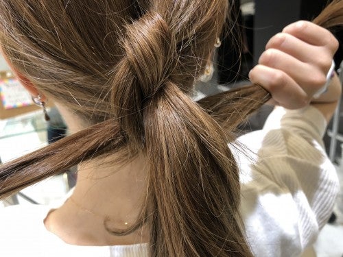 結んだ髪の毛先で残っている髪を抱え込むようにする