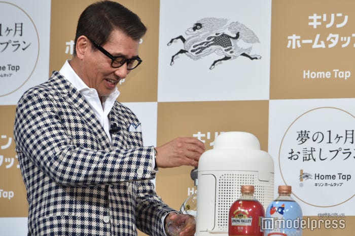 ビールサーバーの注ぎ体験を行う中井貴一 (C)モデルプレス