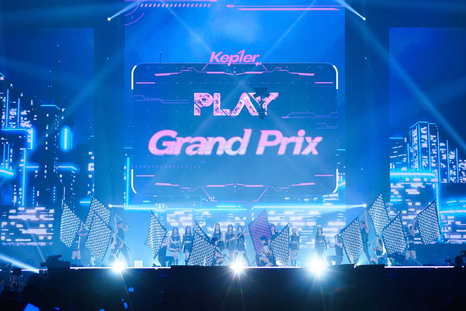 Kep1er、バイク跨り・“敵”との格闘アクション…妖艶な目つき光る迫力パフォーマンスに視線集中＜2023 MAMA AWARDS DAY1＞