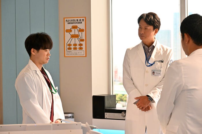 矢本悠馬、椎名桔平「祈りのカルテ 研修医の謎解き診察記録」第1話より(C)日本テレビ