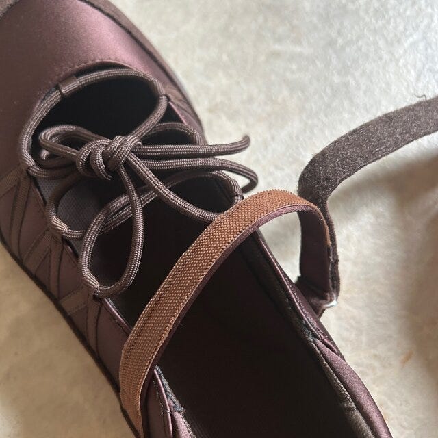 ストラップはマジックテープ式 ストラップはマジックテープ式