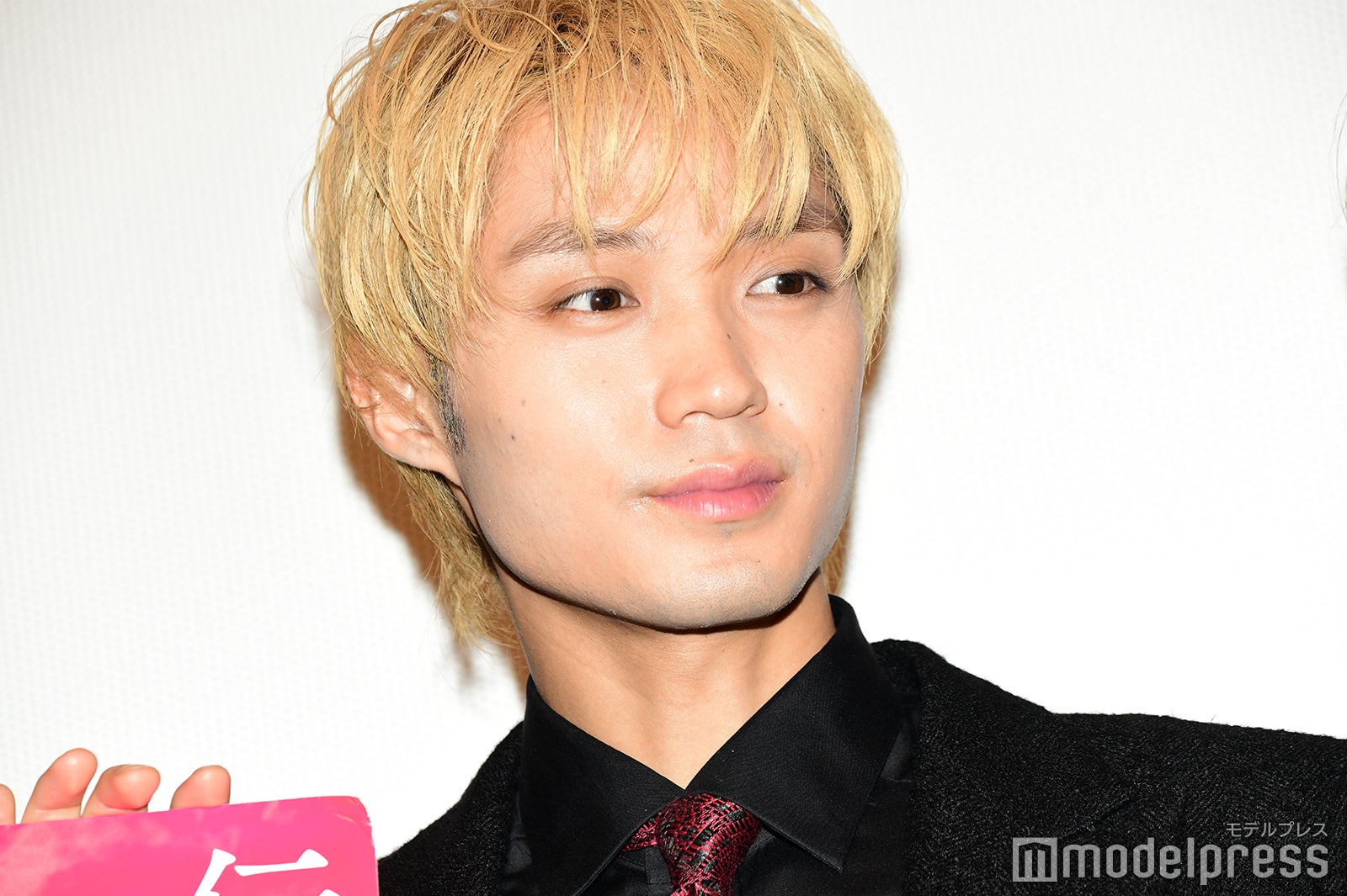 金髪の磯村勇斗 （C）モデルプレス