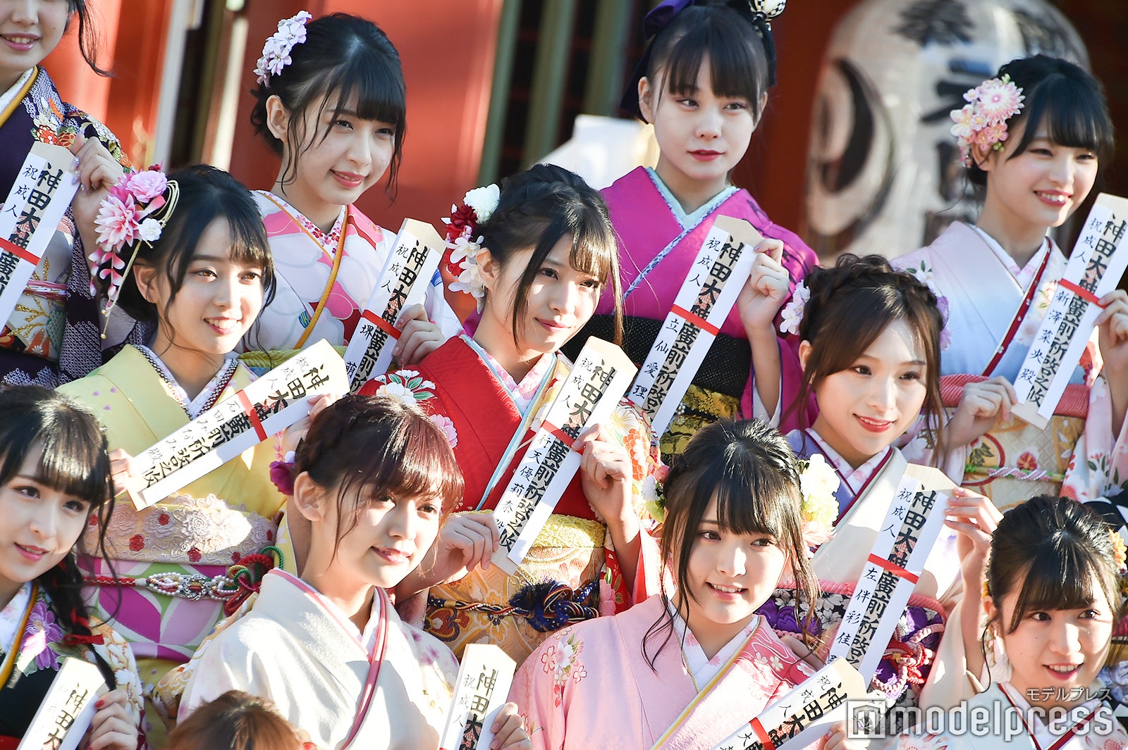 （左上から時計回りに）白雪希明、堺萌香、立仙愛理、左伴彩佳、行天優莉奈、石田みなみ／AKB48グループ成人式記念撮影会 （C）モデルプレス