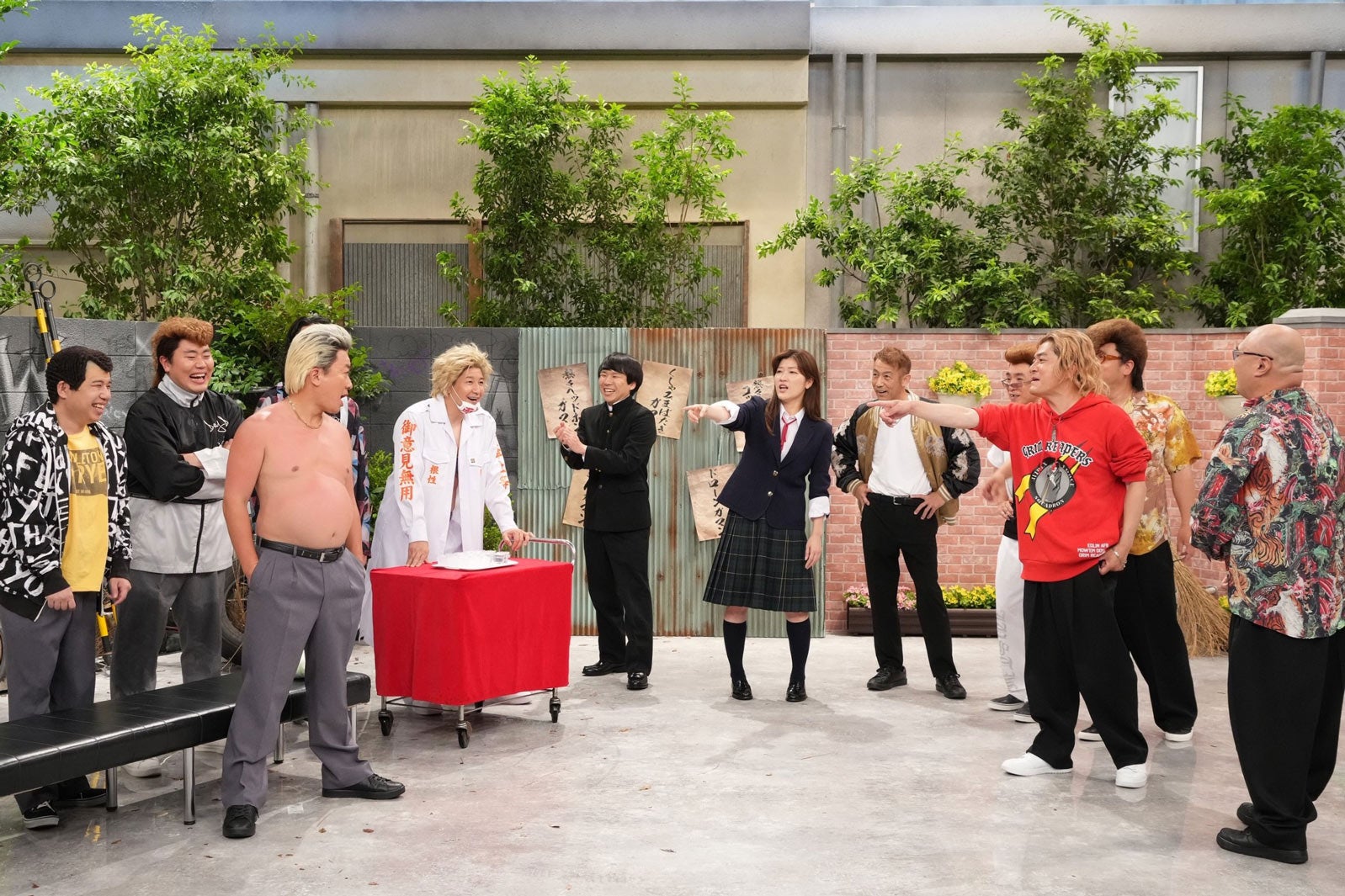 （左から）せいや、岡部大、松尾駿、長田庄平、秋山寛貴、ヒコロヒー、森脇健児、中西茂樹、那須晃行、クロちゃん（C）フジテレビ