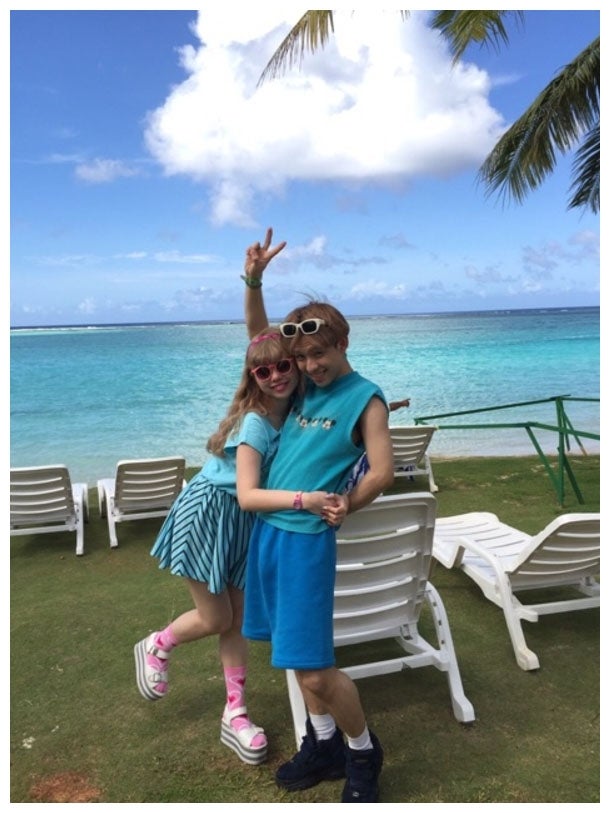 付き合って半年の初海外旅行でのぺことりゅうちぇる／ぺこオフィシャルブログより（Ameba）