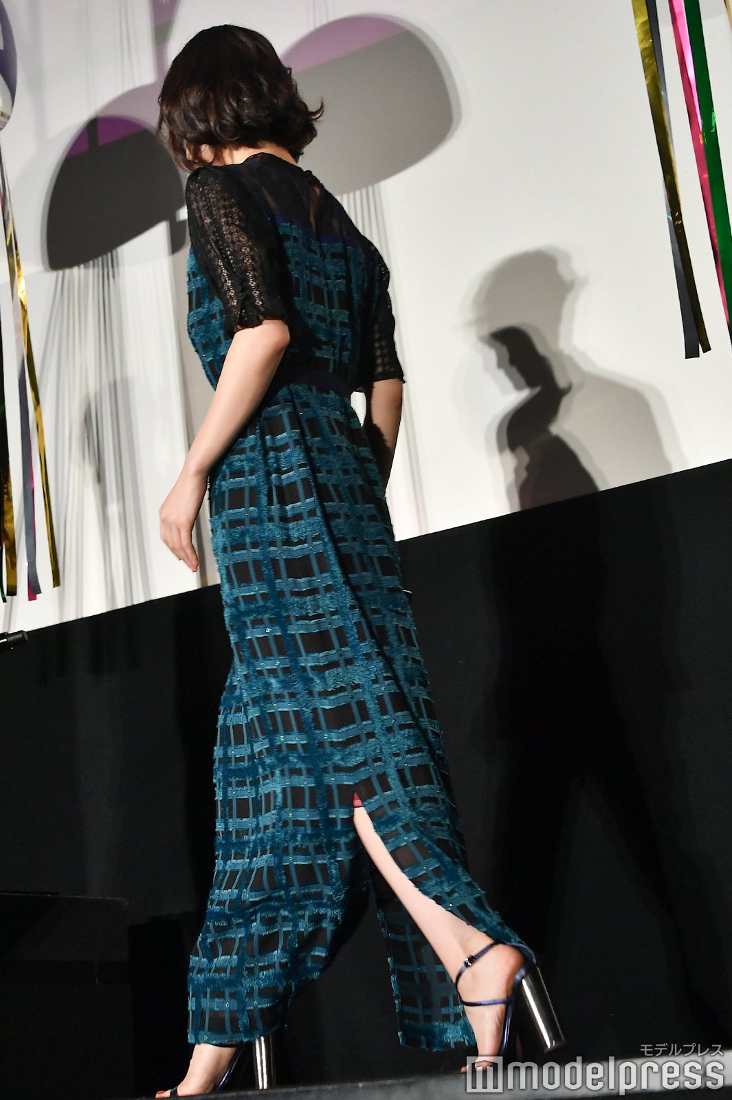 スリット入りワンピで美脚がチラリ （C）モデルプレス