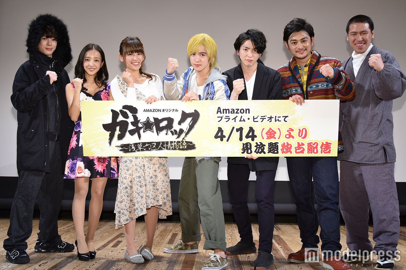 （左から）柾木玲弥、板野友美、久松郁実、上遠野太洸、前田公輝、川村陽介、中村僚志（C）モデルプレス