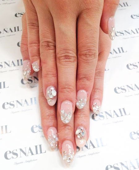 キラリと輝くスワロフスキー／画像提供：esNAIL