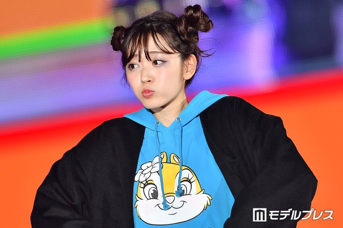 鈴木愛理が絶対的に可愛い お団子ヘア ぶりっ子 ポーズ連発に胸キュン 関コレ18a W モデルプレス
