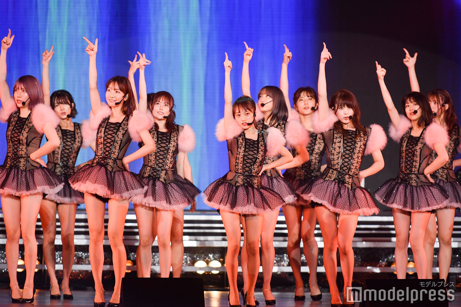 AKB48、柏木由紀演出で48曲ノンストップライブ 大人数で美脚全開