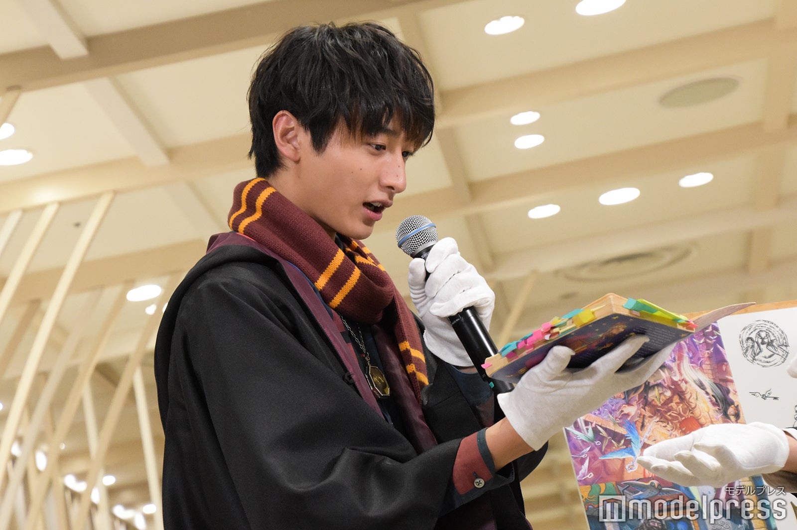 翻訳に使用した原本を手に取る小関裕太 （C）モデルプレス