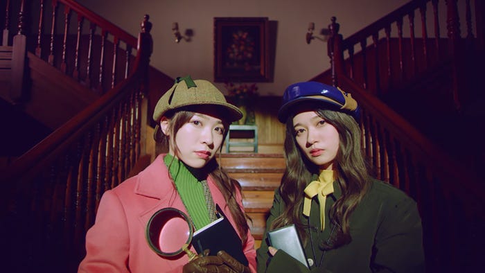 渡辺みり愛、寺田蘭世/乃木坂46「口ほどにもないKISS」MVより(提供写真)