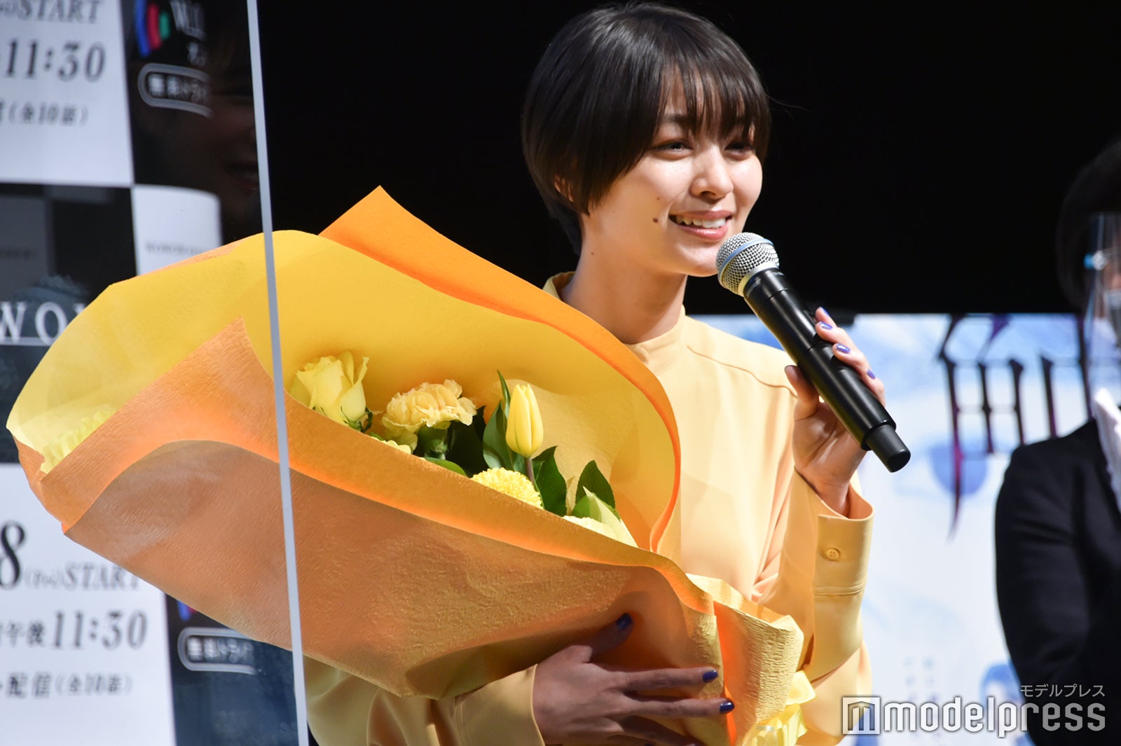 誕生日を祝われ涙ぐむ里々佳 （C）モデルプレス