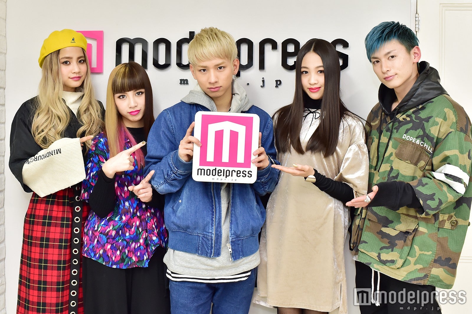 lol（左から：hibiki、honoka、友祐、moca、直人）（C）モデルプレス