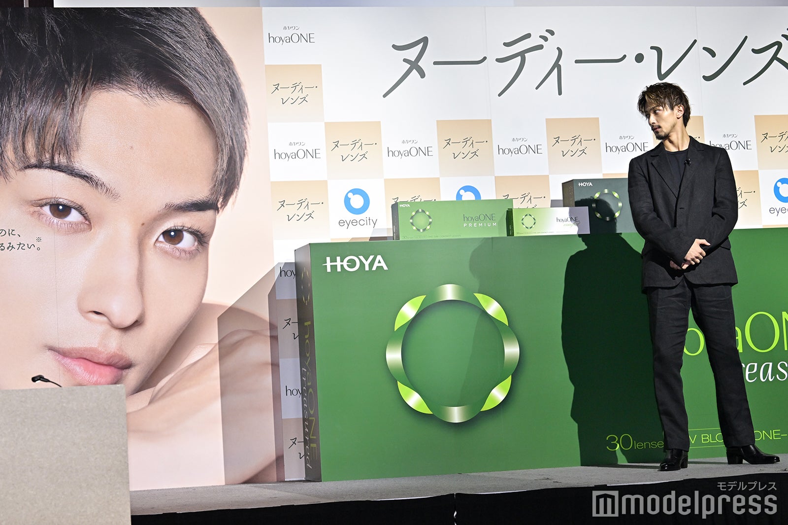 自身の巨大パネルを見る横浜流星（C）モデルプレス