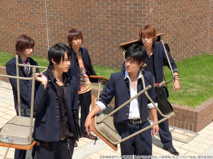(左奥から時計回りに)京本大我、田中樹、高木雄也、森本慎太郎、松村北斗「劇場版 私立バカレア高校」(C)劇場版「私立バカレア高校」製作委員会