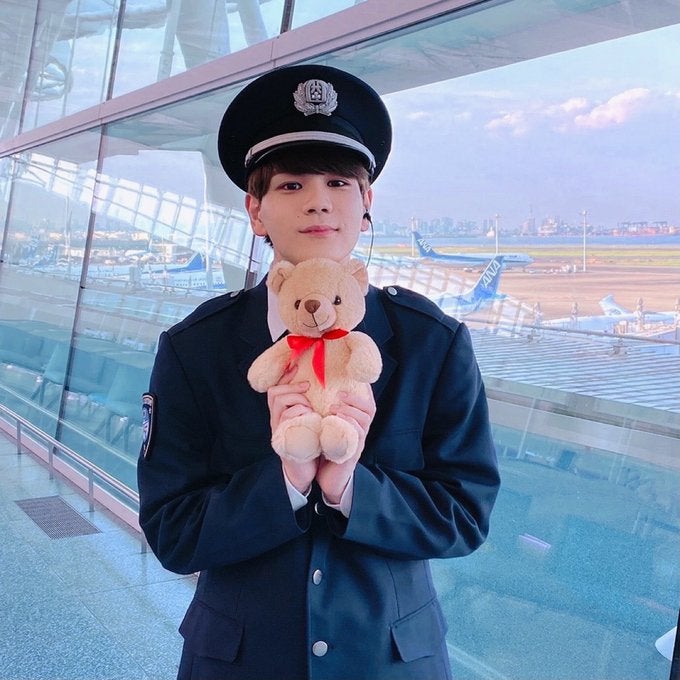 JO1豆原一成、制服姿×ぬいぐるみにファンもん絶「豆ちゃんクマちゃん癒される」