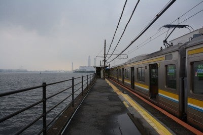 海に面したホームのある海芝浦駅