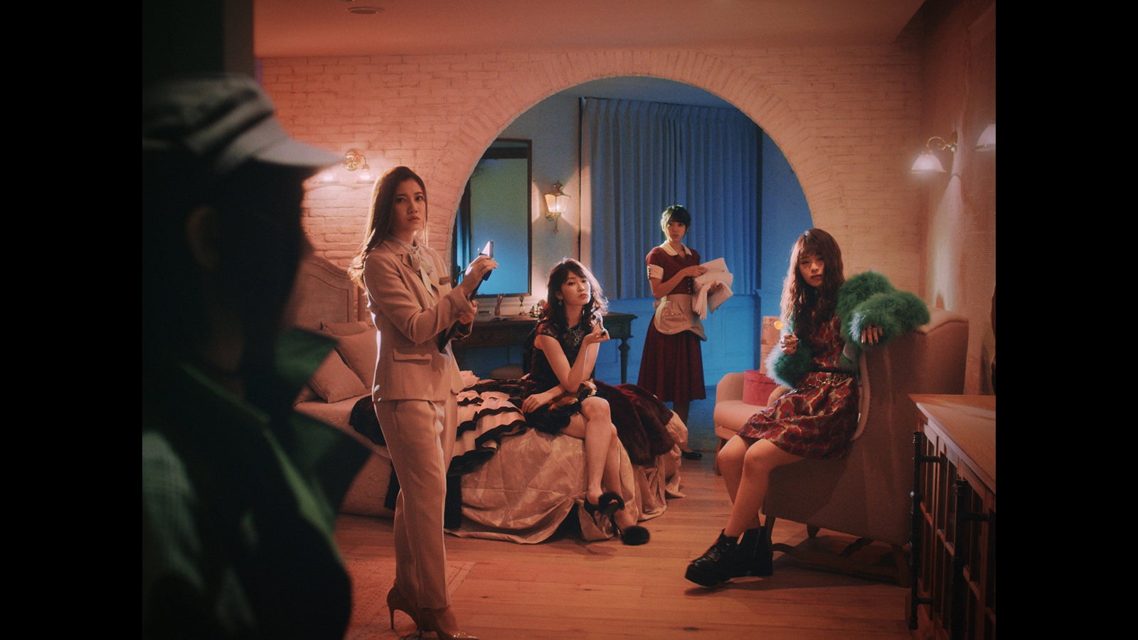 AKB48 大人選抜2018「それでも彼女は」MVより（C）AKS／キングレコード