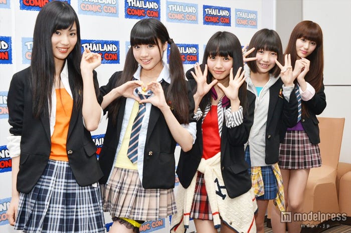 夢みるアドレセンス(左から:小林玲、志田友美、荻野可鈴、京佳、山田朱莉)
