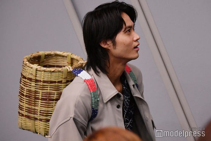 「肩幅に見合ってない」とぼやいていた磯村勇斗(C)モデルプレス