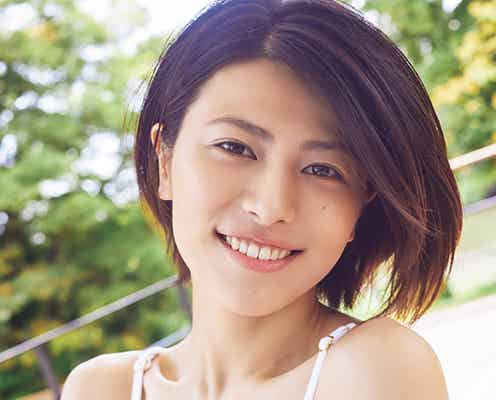 春川芽生、初グラビアで豊満バスト披露 正義の味方がビキニに着替える