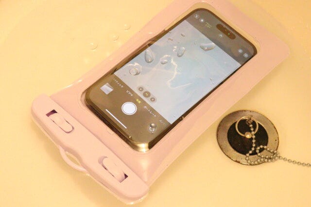 ダイソー　水に浮くスマートフォン防水ケース（パープル）　防水