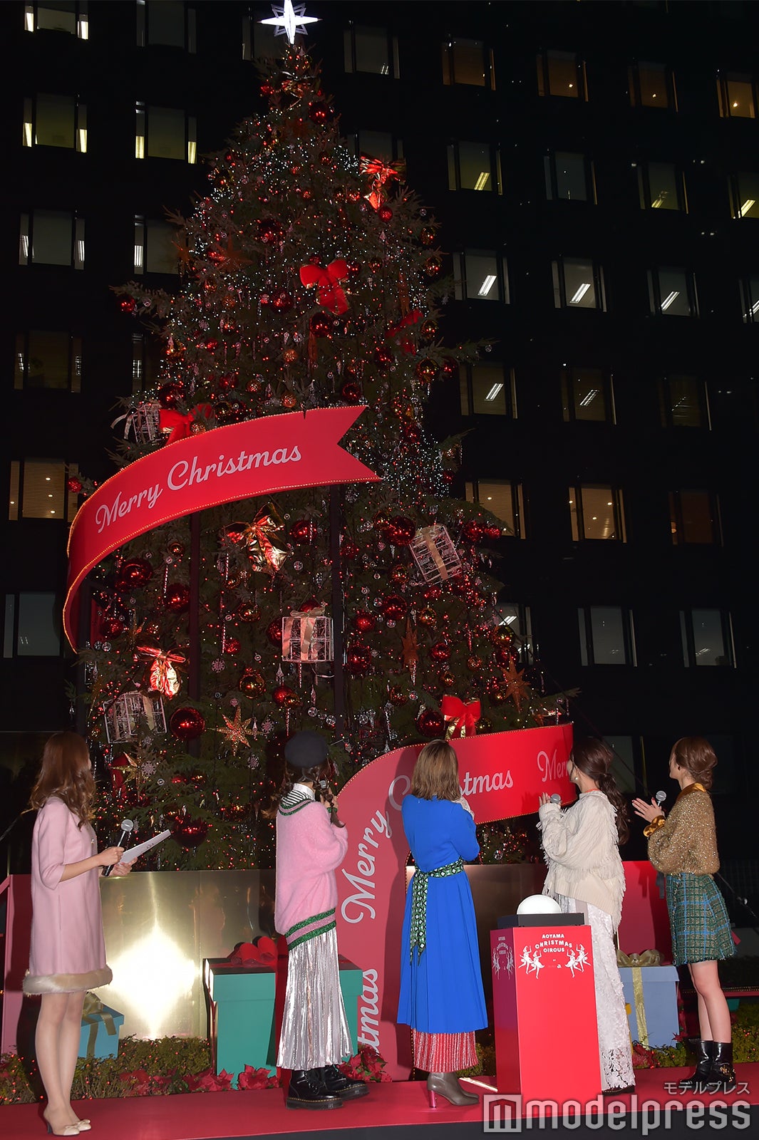 ツリー点灯の瞬間を見守る橘ゆりか、小室安未、後藤真希、Niki、生見愛瑠 （C）モデルプレス