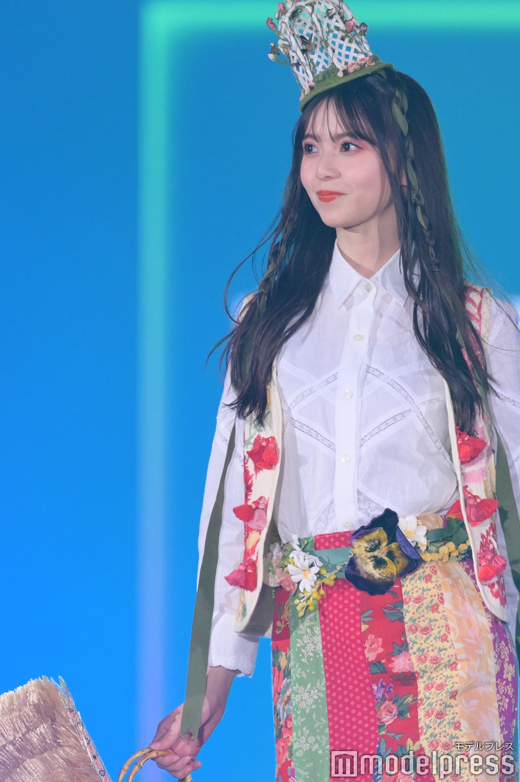 齋藤飛鳥、バッグから笑顔チラリ 可愛らしい仕草にキュン【TGC