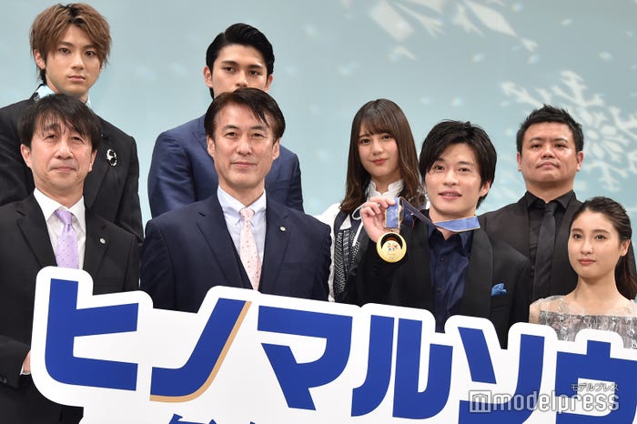 (前列左から)原田雅彦氏、西方仁也氏、田中圭、土屋太鳳(後列左から)山田裕貴、眞栄田郷敦、小坂菜緒、飯塚健監督(C)モデルプレス