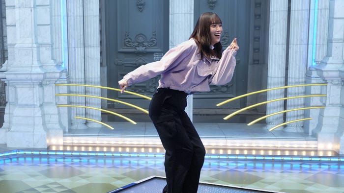 ダンス対決する佐々木久美 (C)フジテレビ