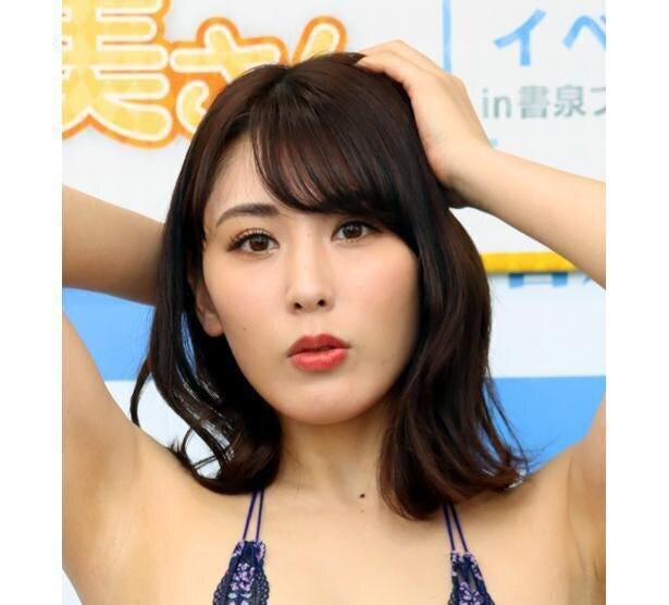 18禁グラドル 金子智美 得意なポーズは開脚 ほぼ紐 の極小水着で大胆な開脚ポーズに 眩しいvライン とファン興奮 モデルプレス