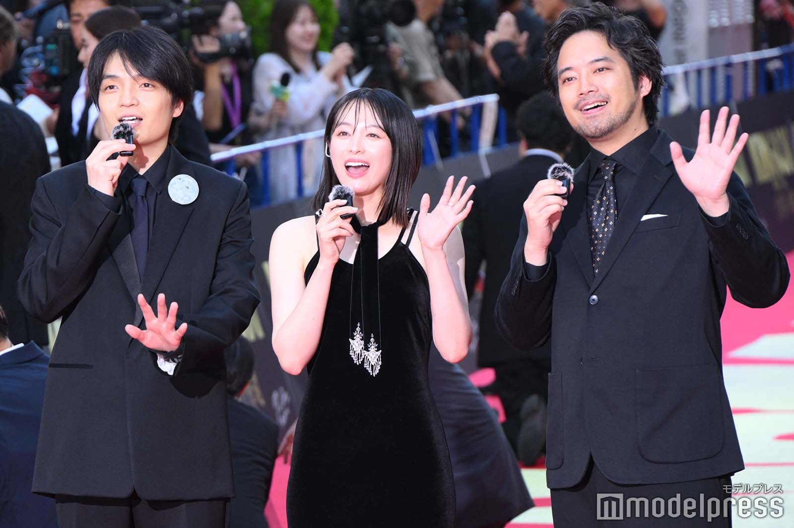 手を振る岡山天音、清野菜名、三浦貴大（C）モデルプレス