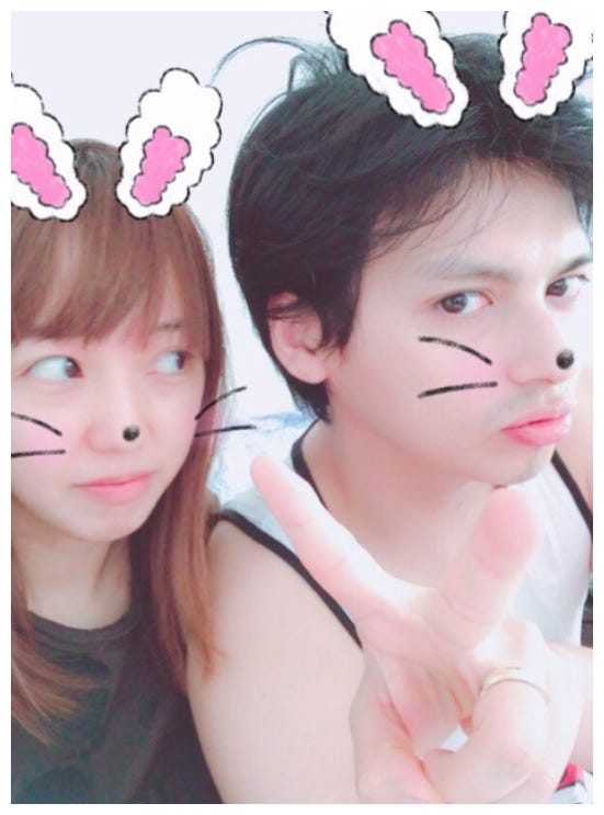 夫婦2ショットを掲載するが疑いの目をする川崎/アレクサンダーオフィシャルブログ(Ameba)より