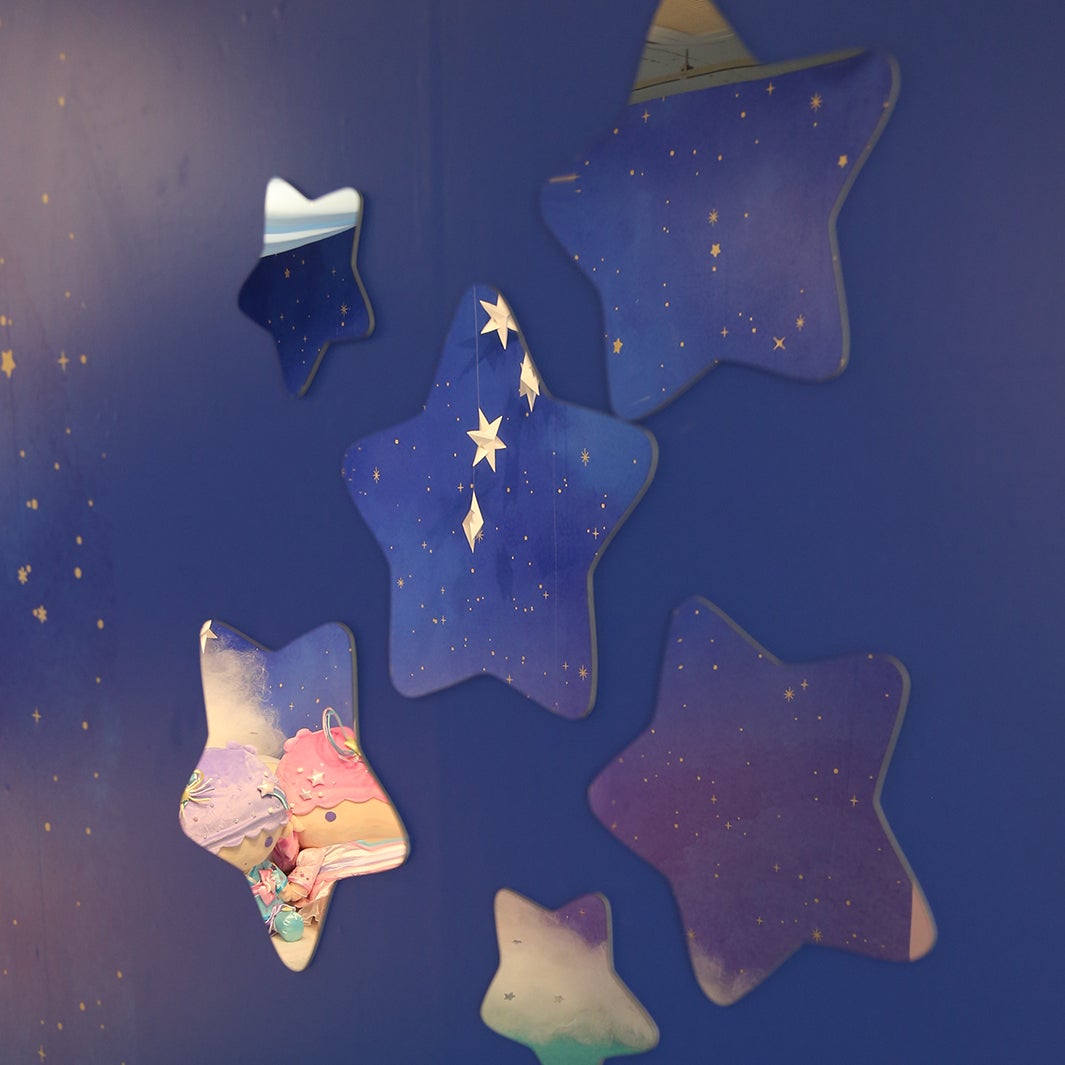 星型のミラーに映り込んだキキ＆ララと写真撮影（提供画像）