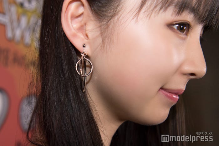 イヤリングも大人っぽい(C)モデルプレス
