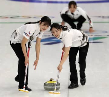 「辛いです」カーリング日韓戦で反響の美人軍団が涙の終戦「ほんまにきれい」と話題の透明感美女リードは「後悔ありません」SNSも労い「絵になるチームだった」