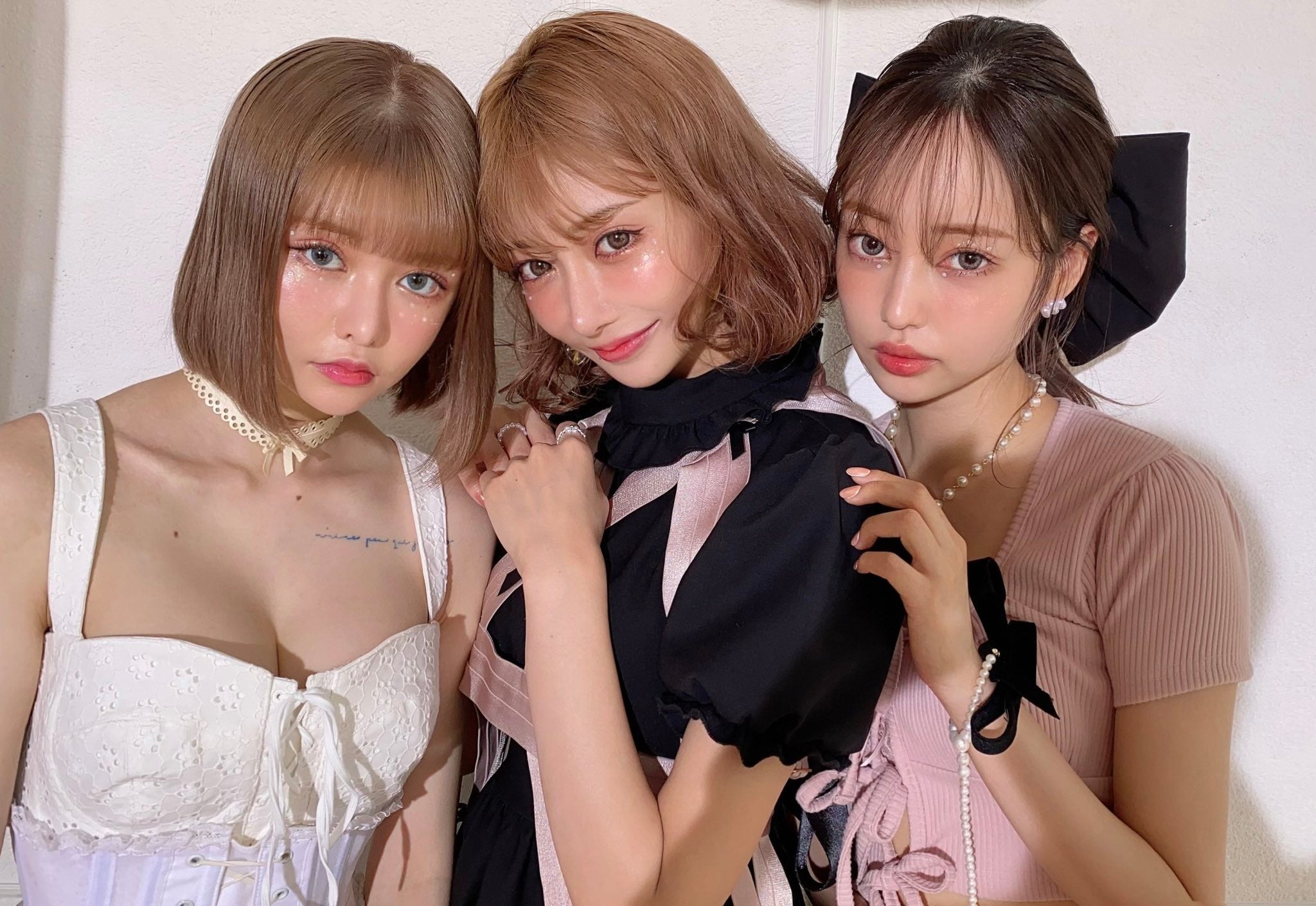 明日花キララ、“顔面国宝”中村里砂＆戦慄かなのと3ショット公開 「お人形さんみたい」の声続々