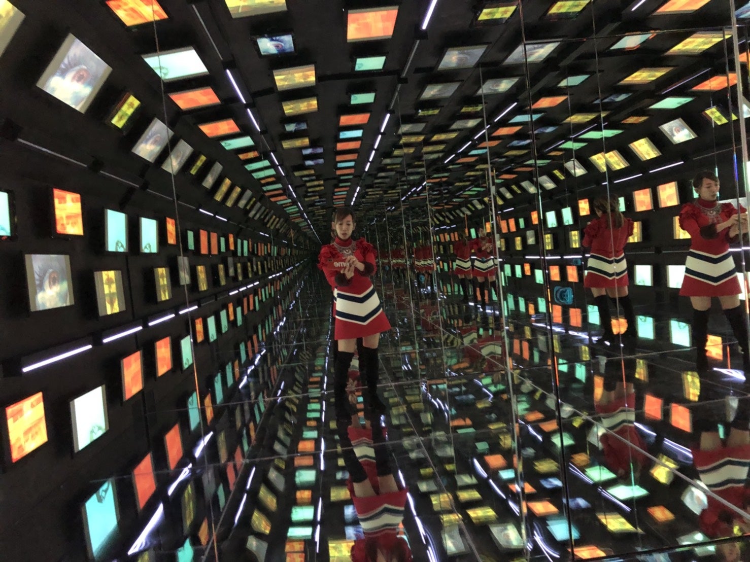 蜷川実花、色気香る旬な「男たち」の個展が海外初進出　初の“360度”デジタルトンネルも