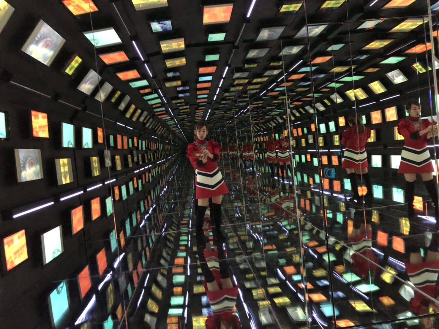 蜷川実花、色気香る旬な「男たち」の個展が海外初進出 初の“360度”デジタルトンネルも