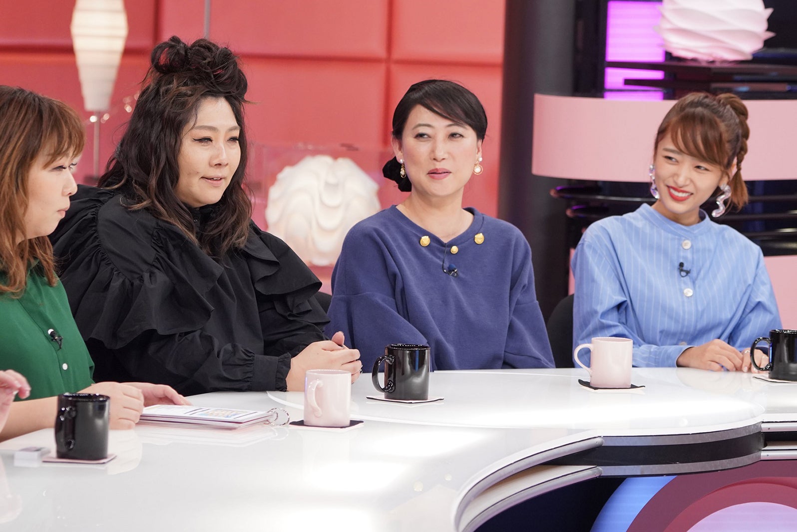 （左から）海原やすよ、海原ともこ、友近、近藤千尋（写真提供：関西テレビ）