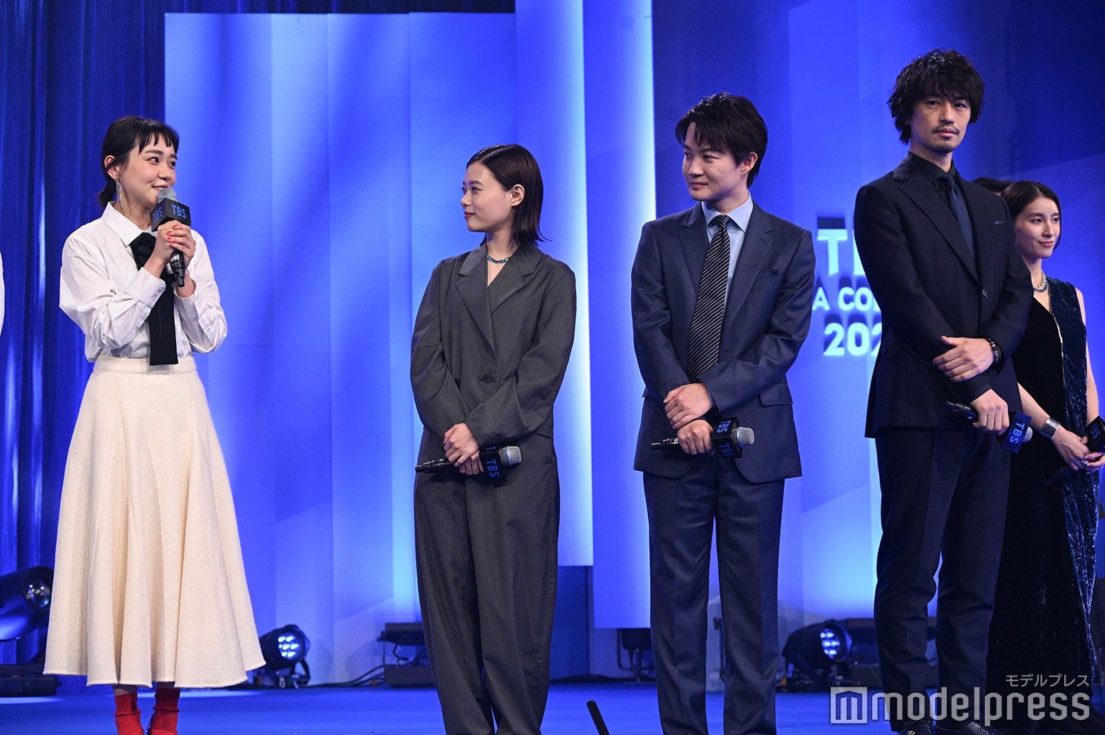 （左から）奈緒、杉咲花、神木隆之介、斎藤工、土屋太鳳（C）モデルプレス