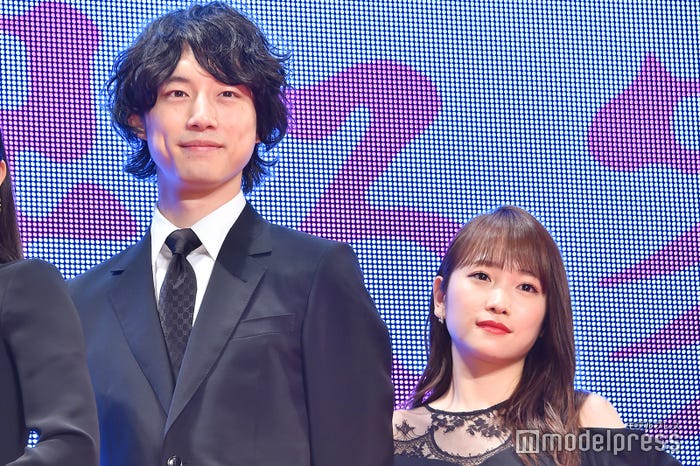 坂口健太郎、川栄李奈 (C)モデルプレス