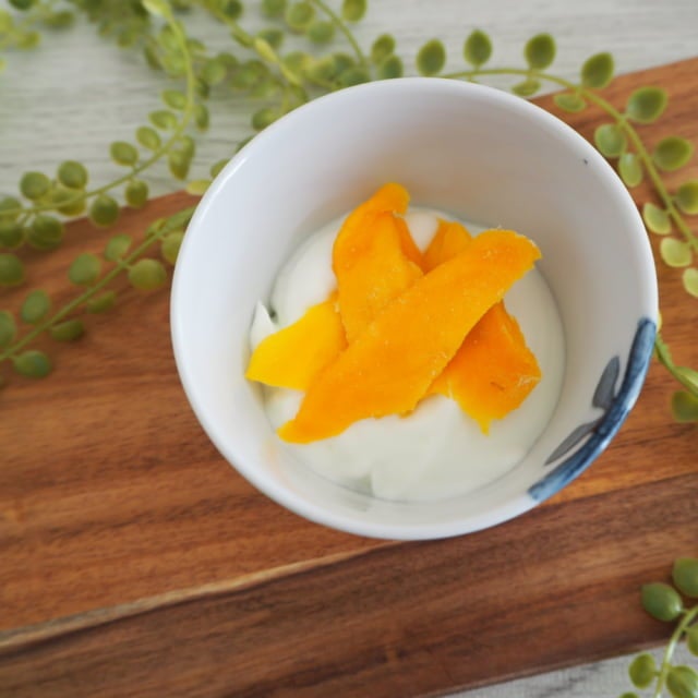 カルディドライマンゴーをヨーグルトに加えて