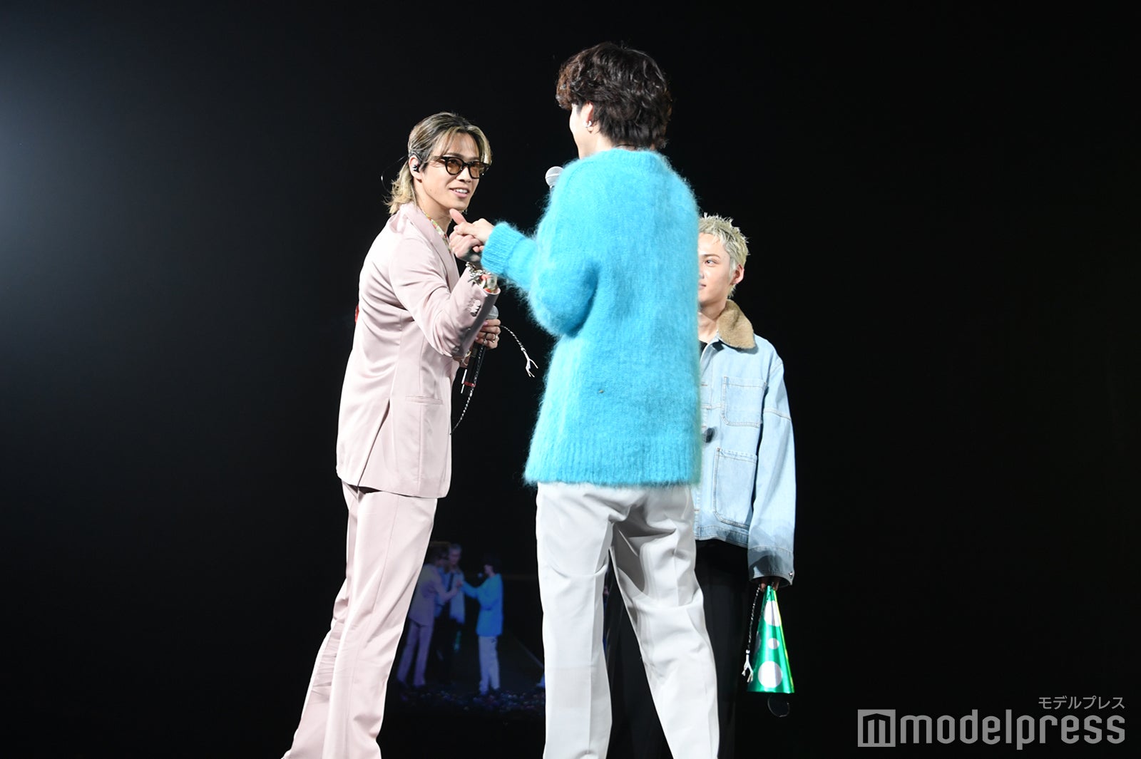 握手を交わす“初期メン”やまと、ゆうた （C）モデルプレス