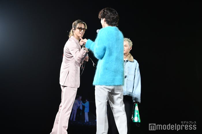 握手を交わす“初期メン”やまと、ゆうた (C)モデルプレス